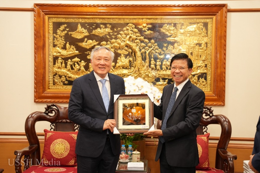 Đồng chí Nguyễn Hoà Bình, Uỷ viên Bộ Chính trị, Phó Thủ tướng thường trực Chính phủ thăm Trường Đại học Khoa học Xã hội và Nhân văn, năm 2025