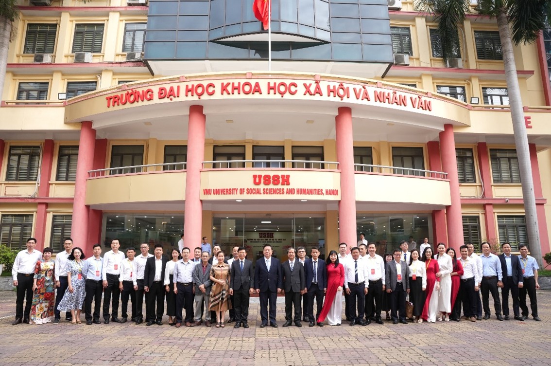 Đồng chí Nguyễn Trọng Nghĩa, Ủy viên Bộ Chính trị, Bí thư Trung ương Đảng, Trưởng Ban Tuyên giáo và Dân vận Trung ương chụp ảnh lưu niệm cùng tập thể lãnh đạo Nhà trường nhân dịp thăm và làm việc tại Trường Đại học Khoa học Xã hội và Nhân văn, năm 2025.