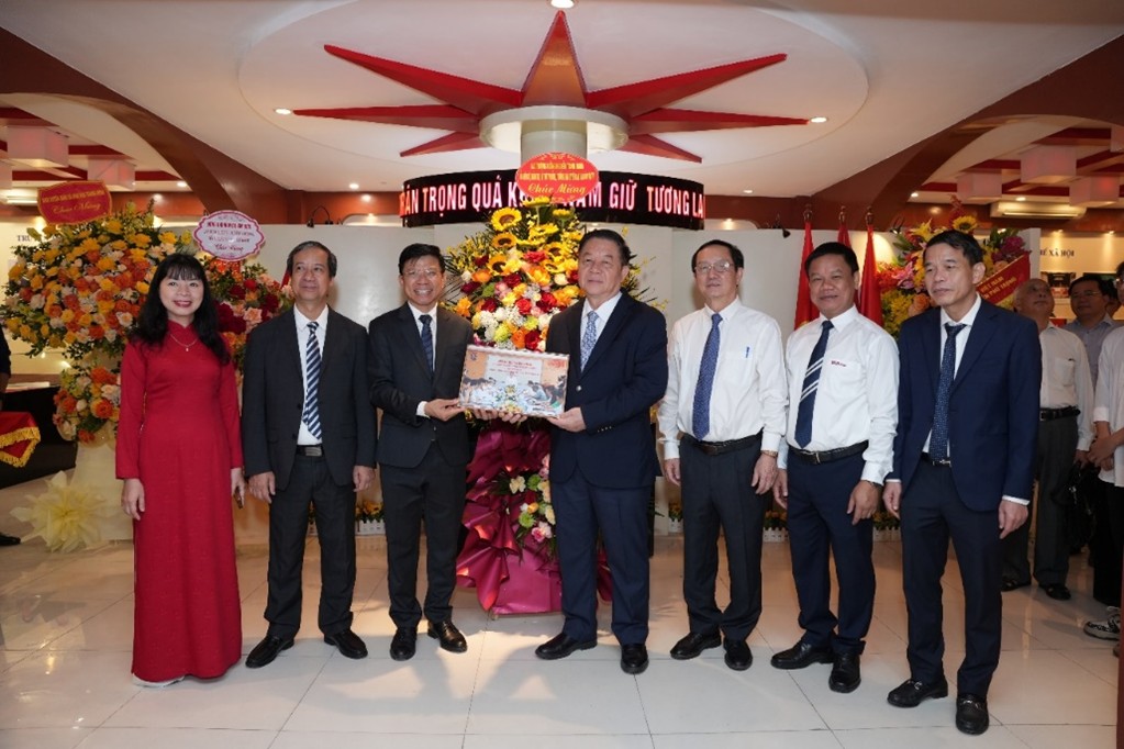 Đồng chí Nguyễn Trọng Nghĩa, Ủy viên Bộ Chính trị, Bí thư Trung ương Đảng, Trưởng Ban Tuyên giáo và Dân vận Trung ương cùng lãnh đạo Bộ Giáo dục và Đào tạo, Bộ Khoa học và Công nghệ thăm và làm việc tại Trường Đại học Khoa học Xã hội và Nhân văn, năm 2025