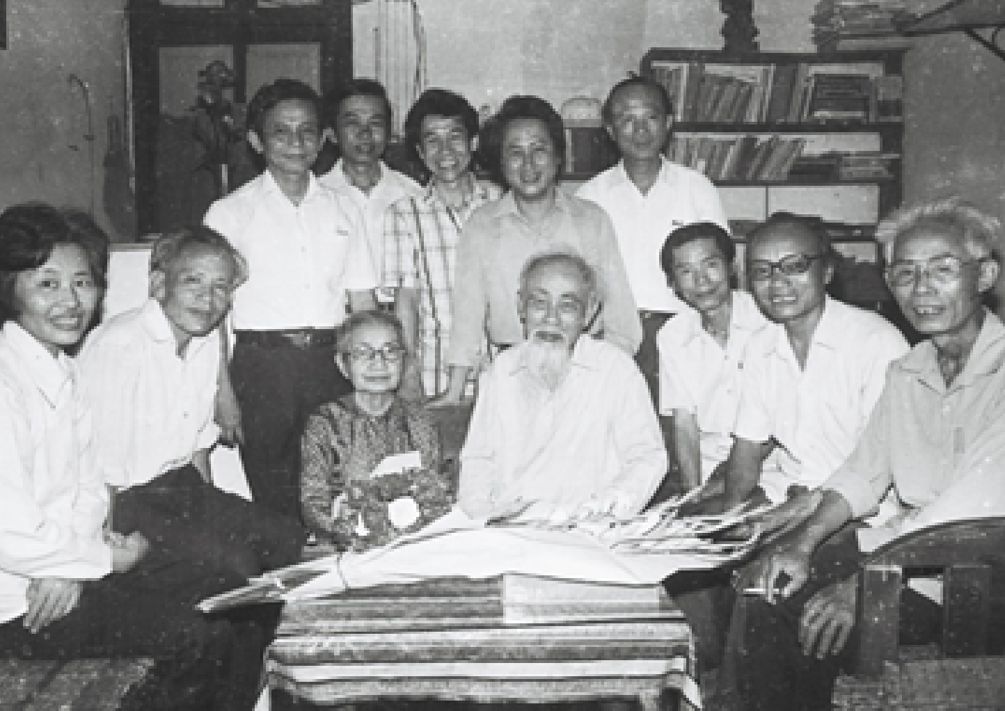 Giáo sư Đào Duy Anh và phu nhân chụp ảnh cùng các thầy cô và cựu sinh viên Khoa Lịch sử