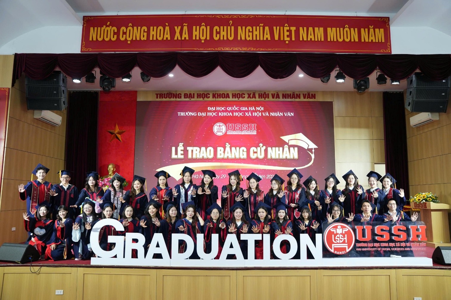 Niềm vui ngày tốt nghiệp của các tân cử nhân