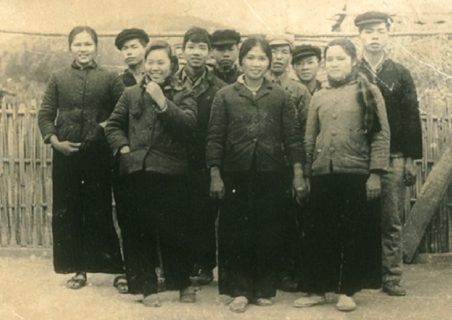 Sinh viên khóa 15 Khoa Lịch sử trong chuyến thực tập Dân tộc học năm 1972