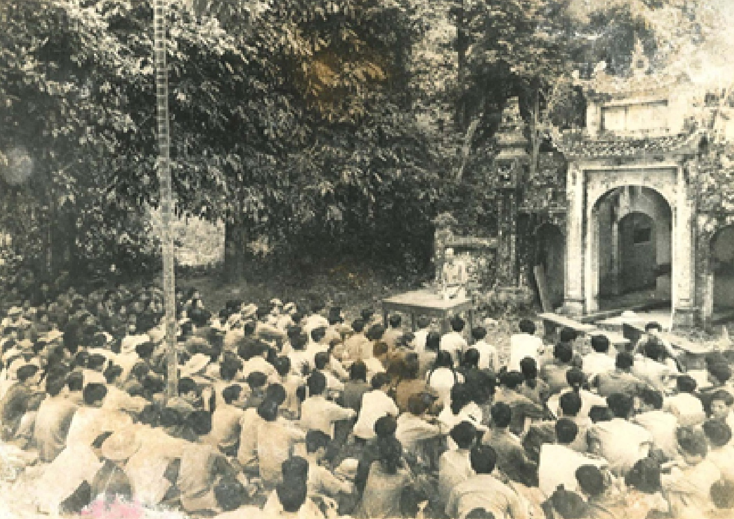 Cán bộ và sinh viên Trường Đại học Tổng hợp trong thời gian sơ tán không chỉ dạy và học mà còn tích cực tham gia sản xuất: đắp đê chống lũ, phổ biến kỹ thuật và hỗ trợ người dân thu hoạch.