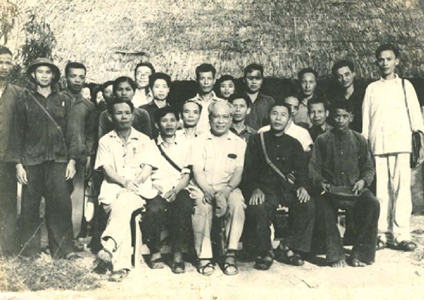 Thầy và trò Trường Đại học Tổng hợp Hà Nội sơ tán lên huyện Đại Từ, tỉnh Bắc Thái (nay là Thái Nguyên) từ năm 1965 đến năm 1967 (khoa Ngữ Văn và khoa Lịch sử sơ tán tại xã Vạn Thọ)