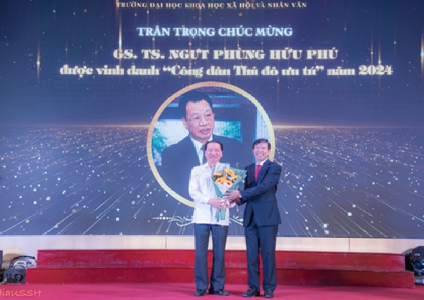 Hiệu trưởng Hoàng Anh Tuấn tặng hoa chúc mừng GS.TS Phùng Hữu Phú, Hiệu trưởng đầu tiên của Trường Đại học Khoa học Xã hội và Nhân văn, nhân dịp GS. Phùng Hữu Phú được vinh danh “Công dân Thủ đô ưu tú” năm 2024