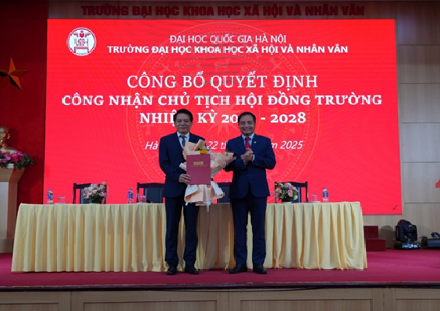 Phó Giáo sư, Tiến sĩ Đào Thanh Trường, Phó Giám đốc Đại học Quốc gia Hà Nội trao Quyết định công nhận Chủ tịch Hội đồng Trường nhiệm kỳ 2025 – 2028 cho PGS.TS Bùi Thành Nam, ngày 22/8/2025