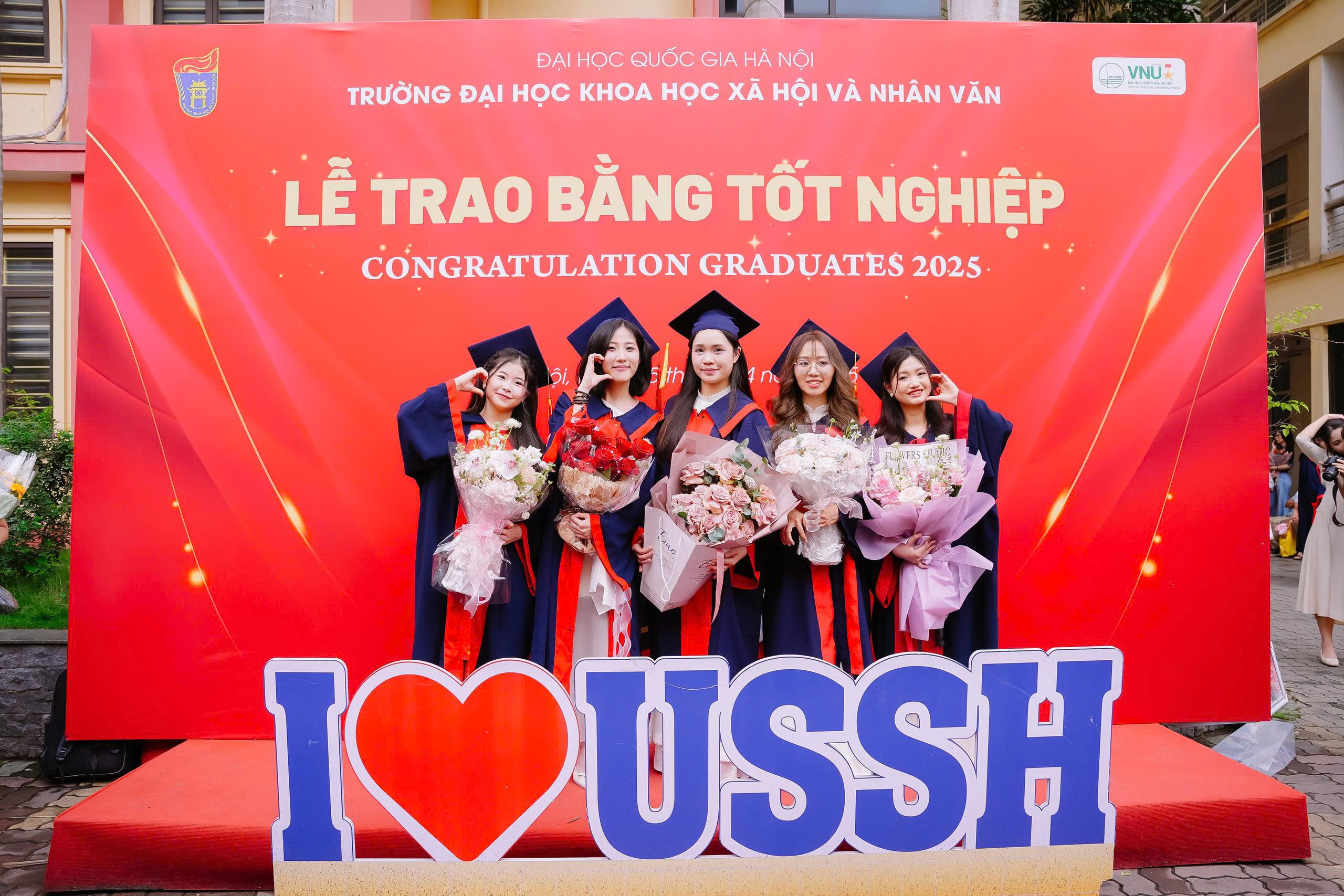 Sân trường ngày tốt nghiệp và nhận bằng